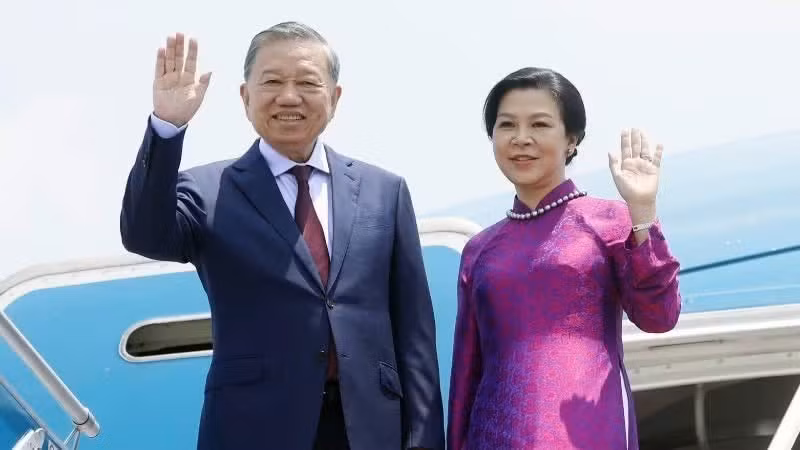 El secretario general del Comité Central del Partido Comunista de Vietnam y presidente del país, To Lam y su esposa Ngo Phuong Ly, parten de Hanói para una visita oficial de tres días a Tailandia. (Foto: VNA)
