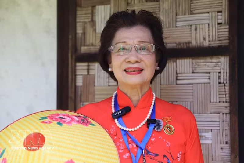 La vietnamita Le Thi Tuyet The, residente en Udon Thani, posa frente a la Casa del Presidente Ho Chi Minh en el Sitio Conmemorativo dedicado al líder vietnamita en la provincia de Udon Thani. (Foto: VNA)