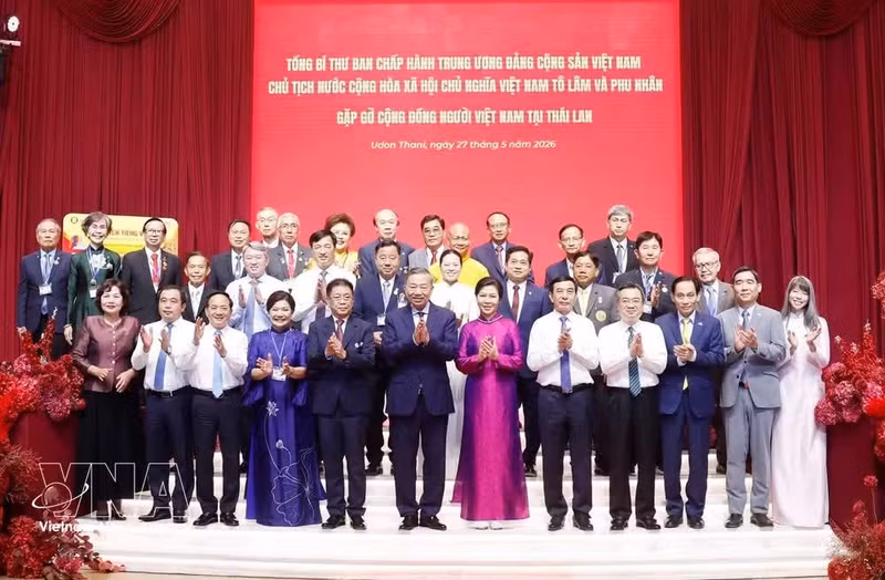 El secretario general del Partido Comunista y presidente de Vietnam, To Lam, su esposa y algunos representantes de la comunidad de connacionales residentes en Tailandia. (Foto: VNA)