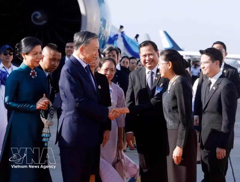 Acto de bienvenida en el aeropuerto internacional de Don Mueang, Bangkok. (Foto: VNA)