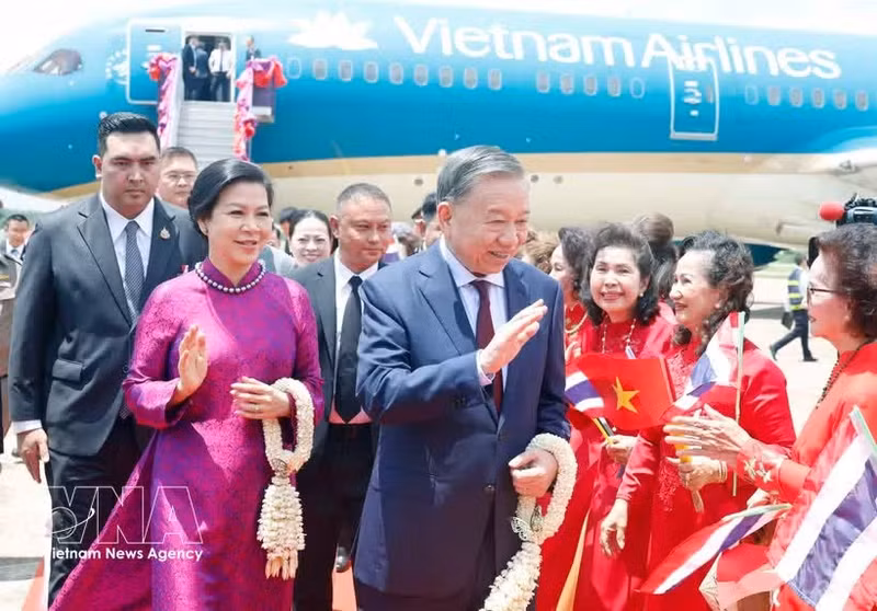 El secretario general del Partido Comunista de Vietnam y presidente del país, To Lam, acompañado por su esposa y una delegación de alto nivel, llega al aeropuerto internacional de Udon Thani. (Foto: VNA)