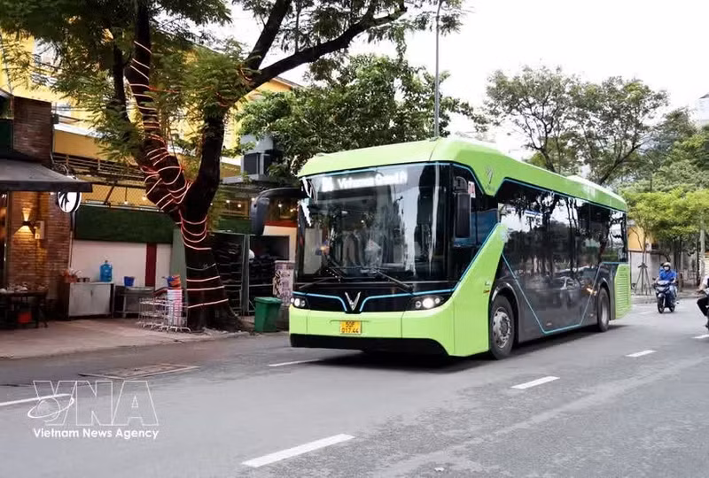 Ciudad Ho Chi Minh aspira a que el 100 por ciento de sus autobuses funcionen con electricidad y energía verde para 2030. (Foto: VNA)