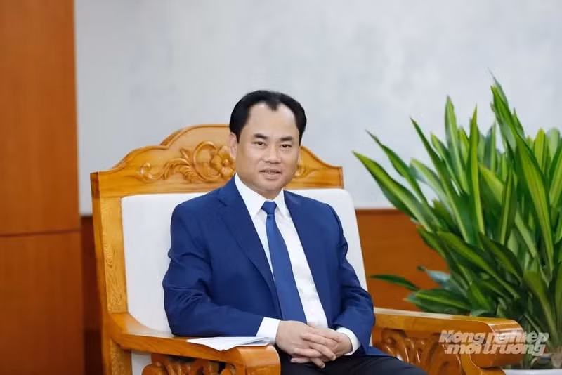 Trinh Viet Hung subraya que Singapur posee una amplia experiencia en gestión medioambiental, respuesta al cambio climático y desarrollo de sistemas de transporte ecológicos, lo que lo convierte en un socio importante para Vietnam. (Foto: Khuong Trung).