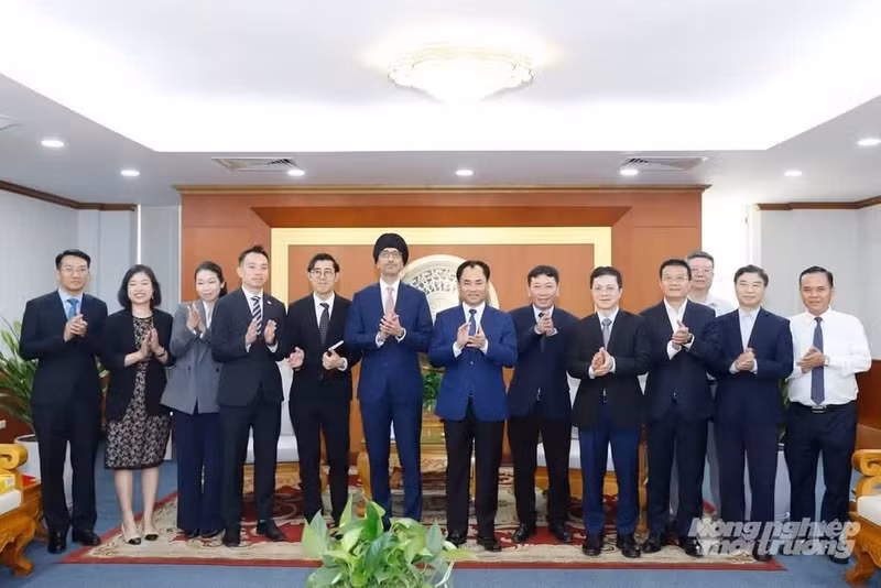 El ministro vietnamita de Agricultura y Medio Ambiente, Trinh Viet Hung, el embajador de Singapur en Hanói, Rajpal Singh, y otros asistentes a la reunión. (Foto: Khuong Trung)