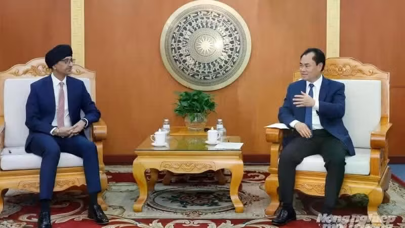 Trinh Viet Hung, ministro vietnamita de Agricultura y Medio Ambiente, recibe al embajador de Singapur en Hanói, Rajpal Singh. (Foto: Khuong Trung)