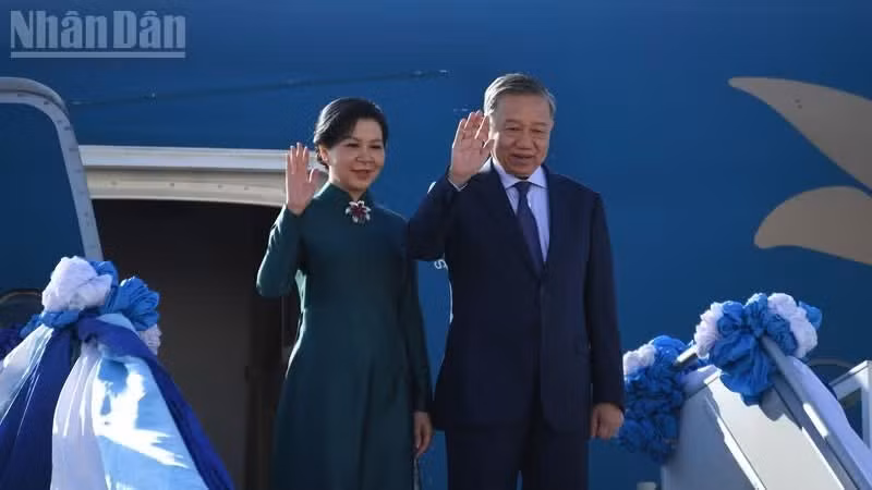 El secretario general del PCV y presidente de Vietnam, To Lam, y su esposa en el aeropuerto Don Mueang. (Foto: Xuan Son)