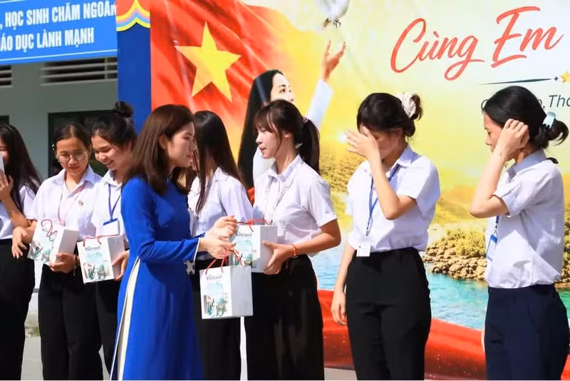 El programa entrega 250 Ao dai blancos a alumnas y profesoras de la escuela secundaria Vo Thi Sau.