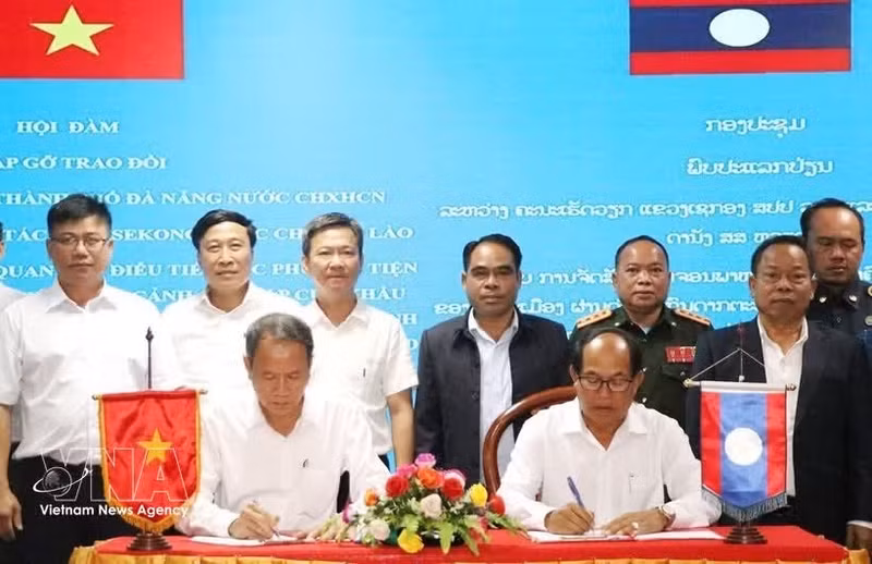 Autoridades de la ciudad centrovietnamita de Da Nang y de la provincia laosiana de Sekong firman el acta de la reunión (Foto: VNA)