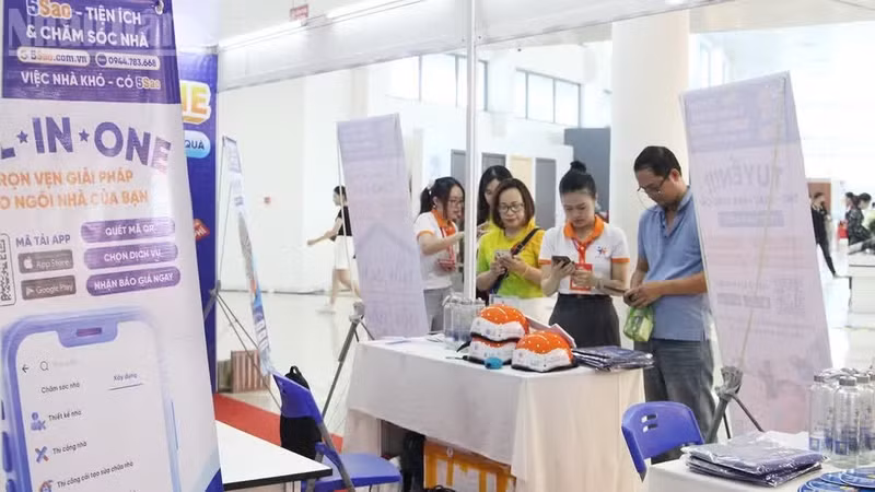 Los delegados visitan los stands y conocen nuevos productos y aplicaciones tecnológicas en la muestra.