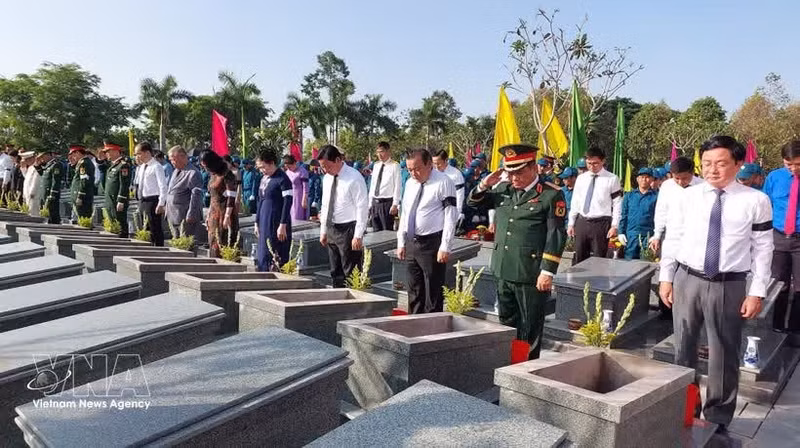 Efectúan homenaje póstumo a 158 mártires vietnamitas caídos en Camboya. (Foto: VNA)