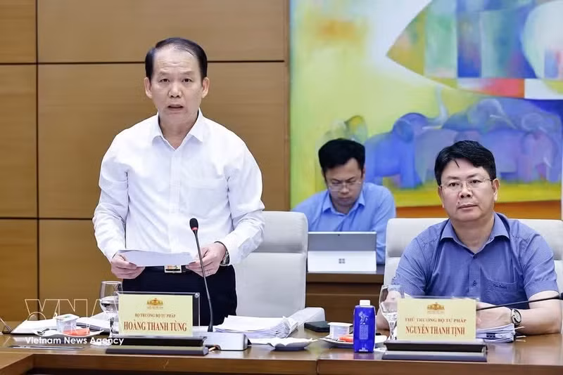 El ministro de Justicia de Vietnam, Hoang Thanh Tung, en la sesión. (Foto: VNA)