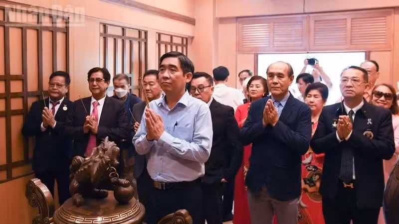 Los asistentes ofrecen incienso en memoria del Presidente Ho Chi Minh. (Foto: Xuan Son)
