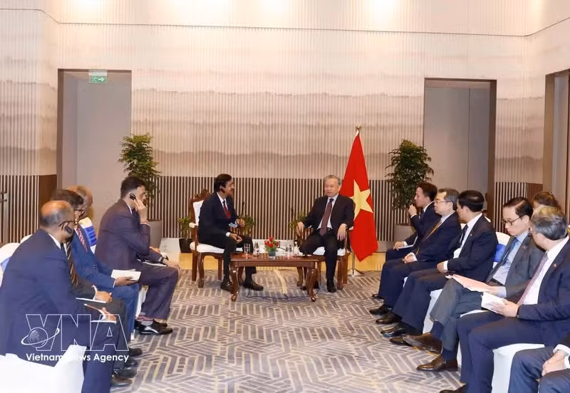 El secretario general del Partido Comunista y presidente de Vietnam, To Lam, recibe al presidente y director ejecutivo del Larsen &amp; Toubro (L&amp;T), S.N. Subrahmanyan. (Foto: VNA)