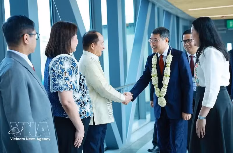 El primer ministro de Vietnam, Le Minh Hung, llega al aeropuerto internacional Mactán-Cebú, en la ciudad costera de Cebú, Filipinas, para iniciar su agenda de participación en la 48ª Cumbre de la Asean. (Foto: VNA)