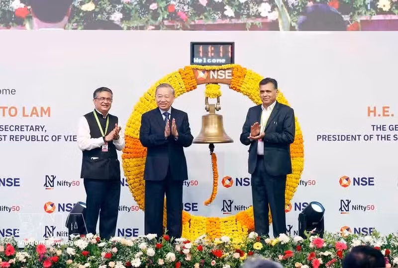 El secretario general del Partido Comunista de Vietnam y presidente del país, To Lam, toca la campana en la Bolsa Nacional de Valores de la India.(Foto: VNA)