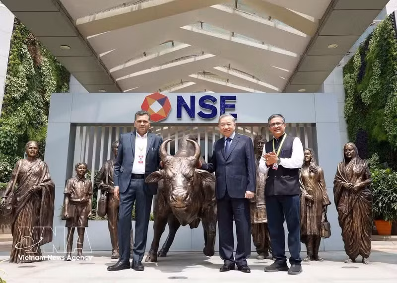 El secretario general del Partido Comunista de Vietnam y presidente del país, To Lam, posa para una foto en la Bolsa Nacional de Valores de la India. (Foto: VNA)