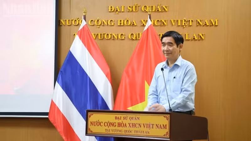El embajador vietnamita en Bangkok, Pham Viet Hung, destaca el significado de los sitios históricos vinculados al Presidente Ho Chi Minh en Tailandia. (Foto: Xuan Son)