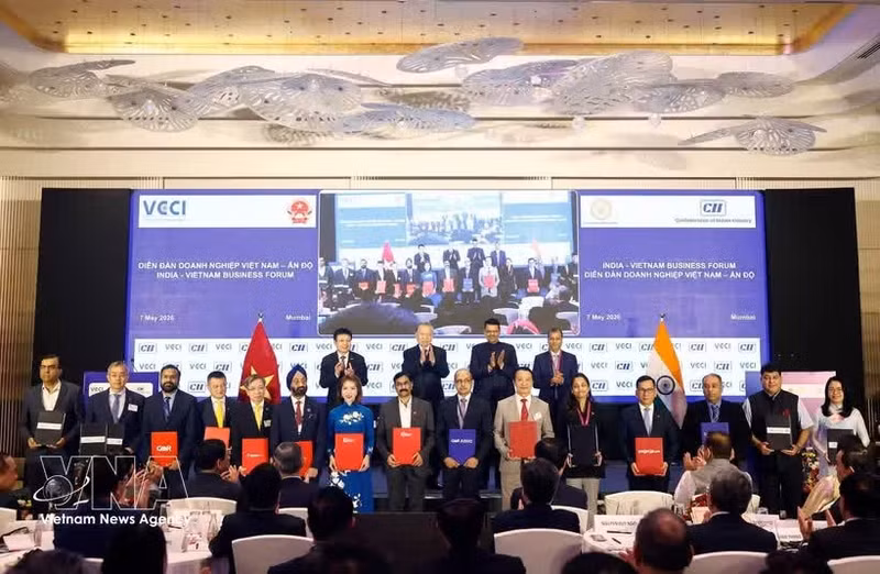 El secretario general del Partido Comunista de Vietnam y presidente del país, To Lam, presencia el intercambio de acuerdos de cooperación entre empresas vietnamitas e indias. (Foto: VNA)