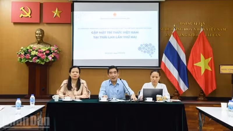 El embajador de Vietnam en Tailandia, Pham Viet Hung (centro), interviene en el evento. (Foto: Minh Thang)