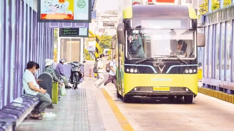 Ciudad Ho Chi Minh ha establecido una hoja de ruta específica para poner en funcionamiento un sistema de transporte público respetuoso con el medio ambiente para el año 2030 (Foto: nhandan.vn).