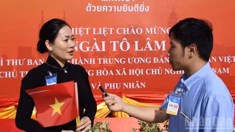 Pham Thi Ai Hoa responde preguntas del corresponsal del periódico Nhan Dan en Tailandia. (Foto: Xuan Son)