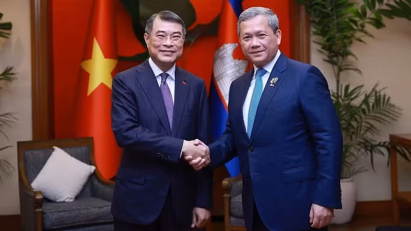 El primer ministro vietnamita, Le Minh Hung, se reúne con su similar camboyano, Hun Manet. (Foto: VNA)