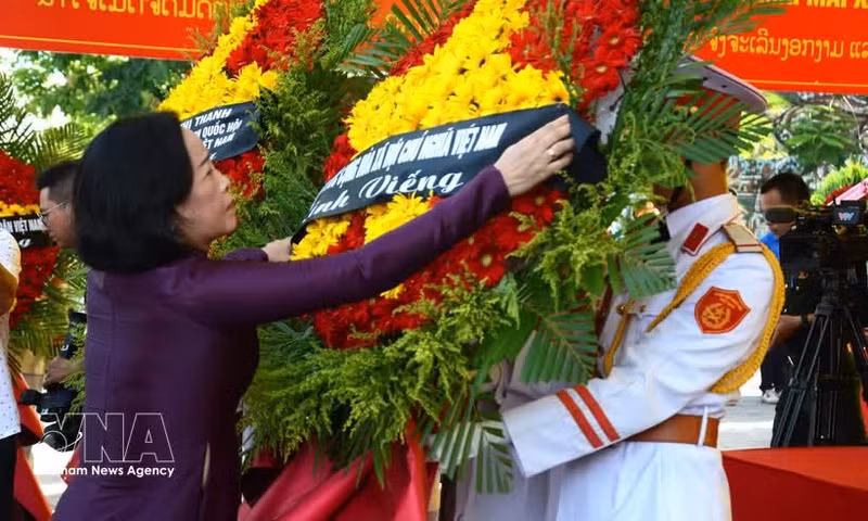 La vicepresidenta de la Asamblea Nacional de Vietnam, Nguyen Thi Thanh, asiste a ceremonia de entierro de restos de mártires (Foto: VNA)