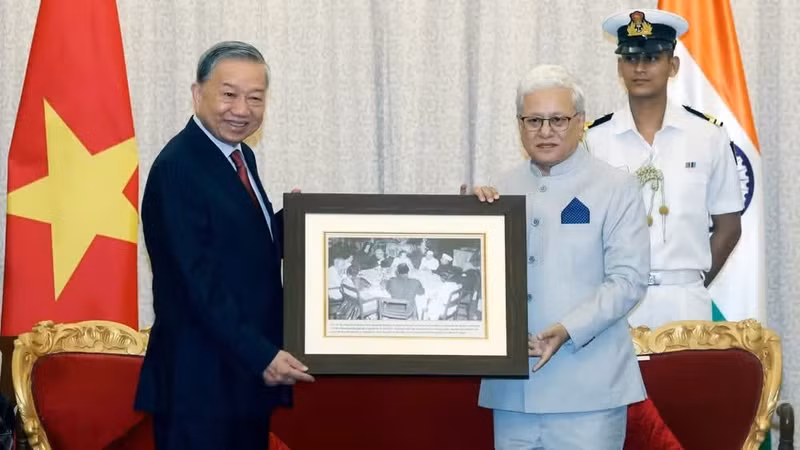 El secretario general del Partido Comunista y presidente de Vietnam, To Lam, y el gobernador del estado de Maharashtra, Jishnu Dev Varma. (Foto: VNA)