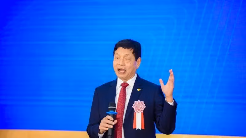El presidente del Grupo FPT, Truong Gia Binh, interviene en la ceremonia.