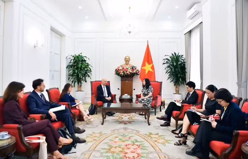 La viceministra de Relaciones Exteriores de Vietnam, Le Thi Thu Hang, en una reunión con Diego Díaz, director de Cooperación Internacional de la Sociedad Nacional de Ferrocarriles de Francia (SNCF). (Foto: Cancillería)