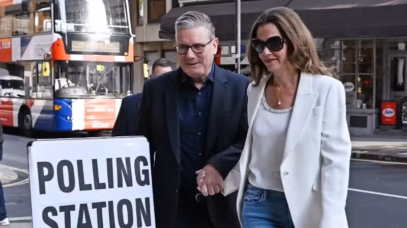 El primer ministro británico, Keir Starmer (izquierda), y su esposa llegan a un colegio electoral en Londres el 7 de mayo de 2026. (Foto: VNA)