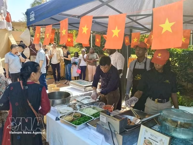 El puesto de comida vietnamita atrae a un gran número de visitantes. (Foto: VNA)