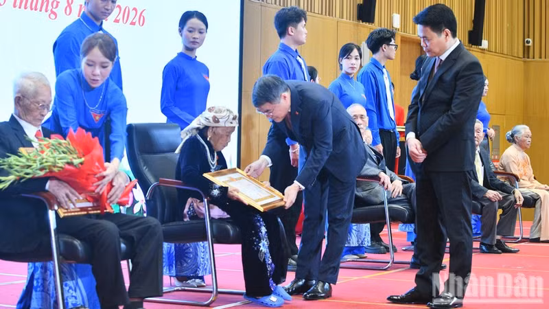 El primer ministro Le Minh Hung saluda a los militantes mayores. (Foto: Nhan Dan)