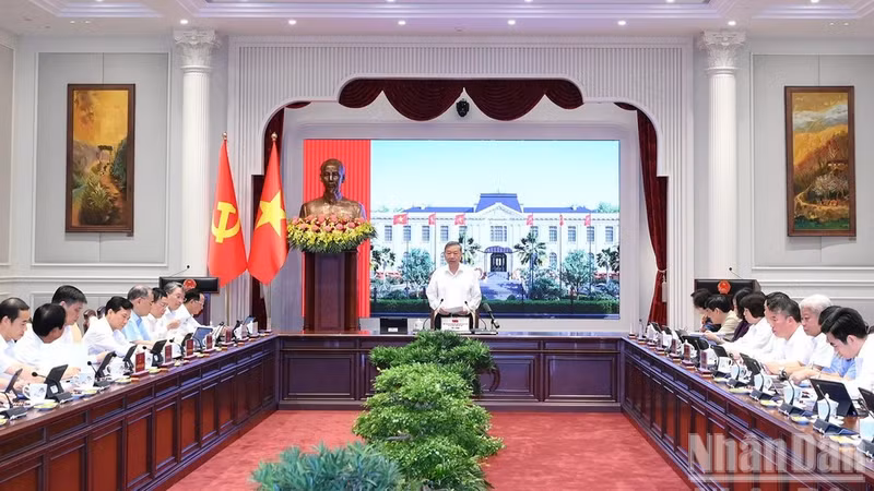 El secretario general del Partido Comunista de Vietnam y presidente del país, To Lam, habla en la cita (Foto: Nhan Dan)