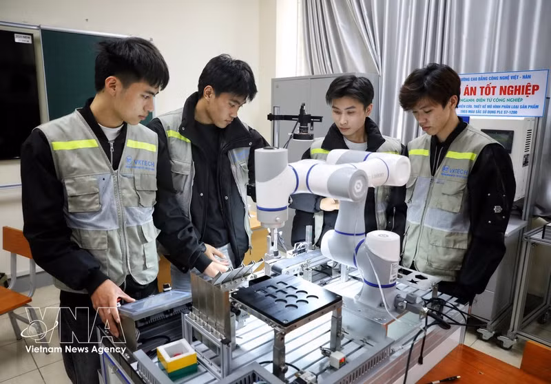 Estudiantes que realizan prácticas de programación de microcontroladores en el Colegio de Tecnología Vietnam-Corea del Sur en la provincia de Bac Giang. (Foto:VNA)