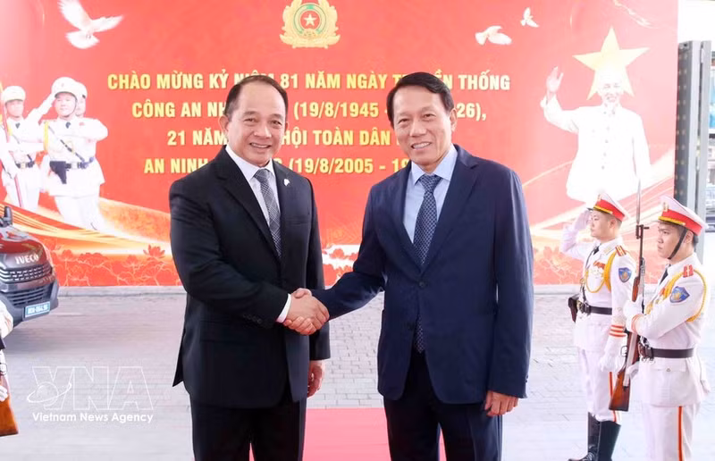 El ministro de Seguridad Pública de Vietnam, Luong Tam Quang, (derecha) y el asesor del Consejo de Seguridad Nacional de Filipinas, Eduardo S.L. Oban Jr. (Foto: VNA)