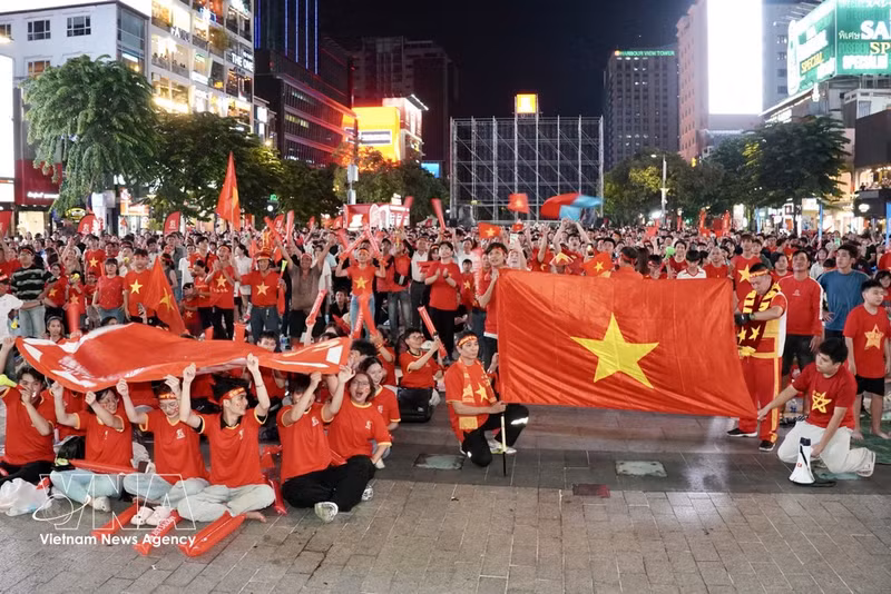 Los aficionados en la calle peatonal Nguyen Hue. (Foto: VNA)