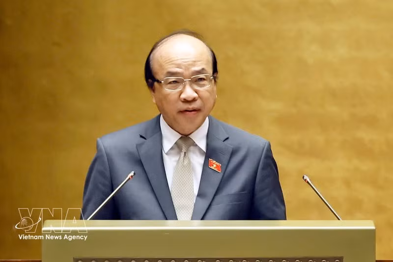 El jefe de la Comisión de Asuntos Legales y Jurídicos de la Asamblea Nacional, Phan Chi Hieu, habla en la reunión. (Foto: VNA)