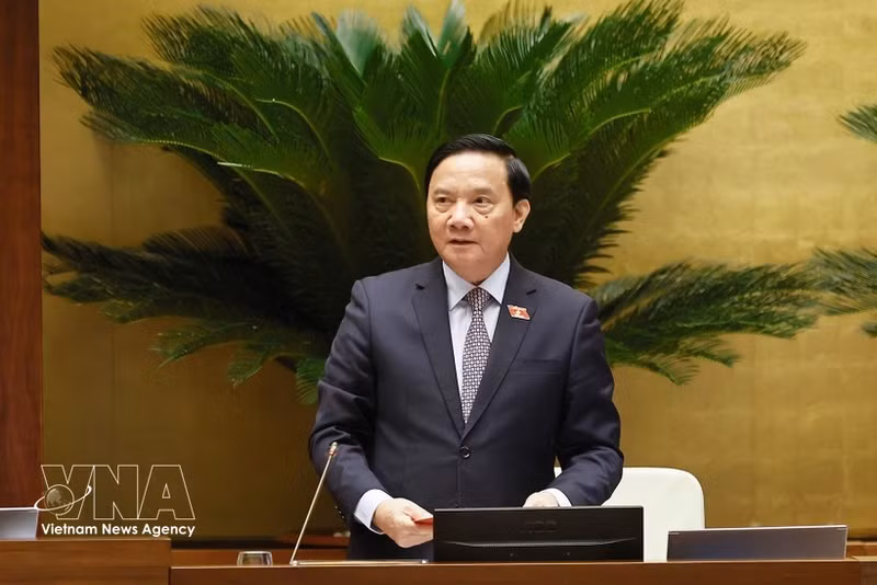 El vicepresidente de la Asamblea Nacional, Nguyen Khac Dinh, dirige la sesión. (Foto: VNA)