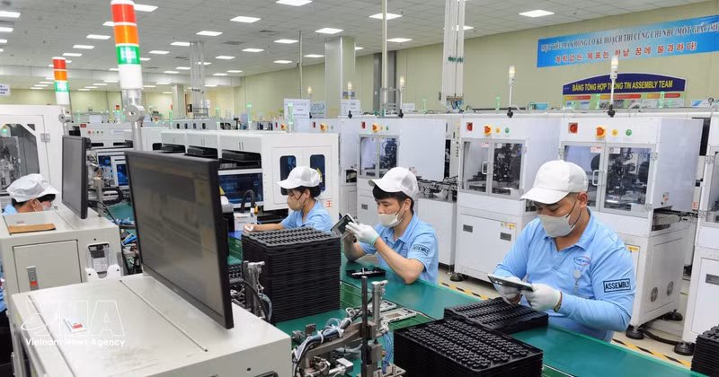 Línea de producción electrónica en la empresa SAMK WANG – Parque Industrial Quang Chau, provincia de Bac Ninh. (Foto: VNA)