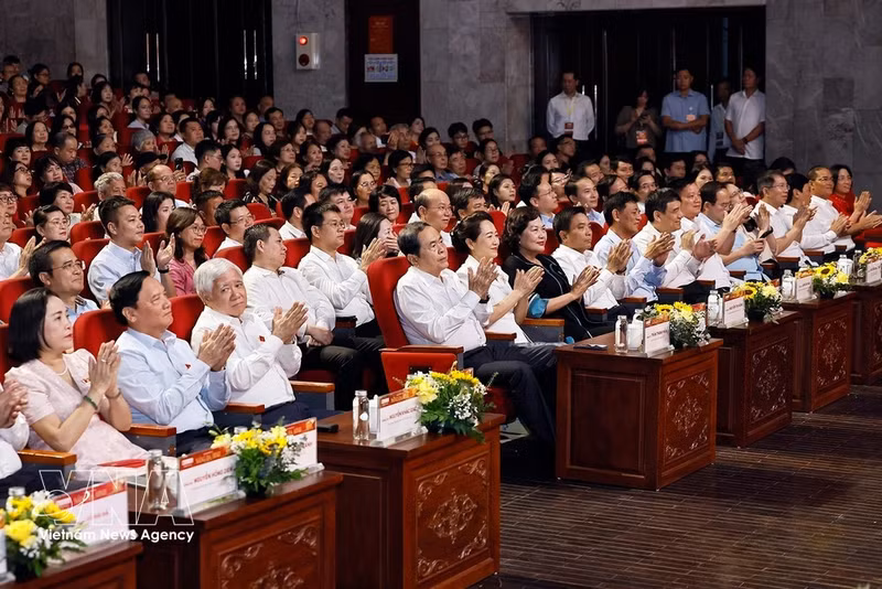 El presidente de la Asamblea Nacional de Vietnam, Tran Thanh Man, asiste al programa artístico y político “El sol de Ba Dinh”. (Foto: VNA)