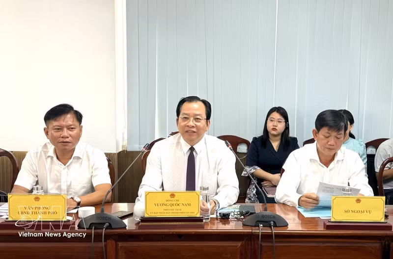 Vuong Quoc Nam (centro), vicepresidente del Comité Popular de la ciudad vietnamita de Can Tho, interviene en la cita. (Foto: VNA)