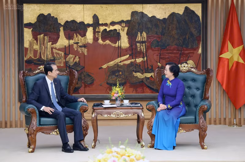 La viceprimera ministra vietnamita Pham Thi Thanh Tra se reúne con el embajador chino He Wei. (Foto: chinhphu.vn)