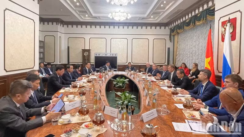 El secretario del Comité del Partido Comunista de Vietnam en Hanói, Tran Duc Thang, se reúne con el secretario de Estado y viceministro de Transportes de Rusia, Dmitry Zverev.