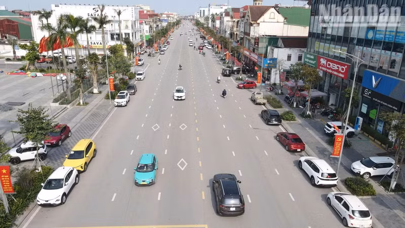 Los participantes recorrerán aproximadamente un kilómetro desde la Plaza Thanh Sen hasta el Centro de Promoción Cultural, Cinematográfica y Turística de la localidad, y luego regresarán al punto de partida. (Foto: Ngo Tuan)