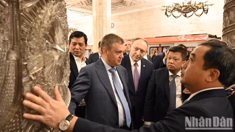 La delegación vietnamita conoce el sistema de metro de San Petersburgo.