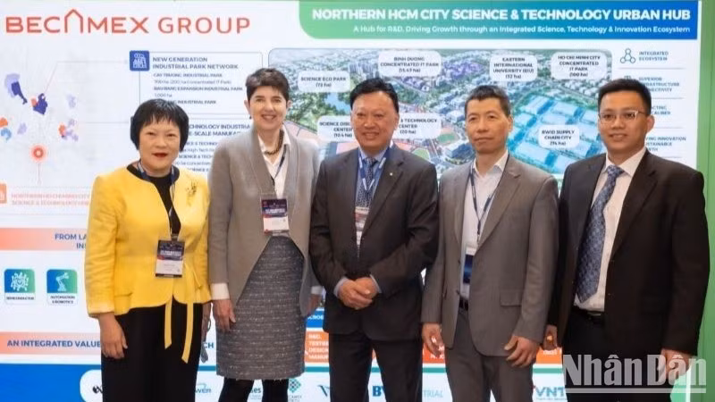 De izquierda a derecha: Sunny Yang, vicepresidenta de Relaciones Internacionales de la Universidad de Monash; profesora Robyn Ward, de la Universidad de Monash; Francis Wong, representante de Becamex IDC; profesor Vu Hai, de la Universidad de Monash; y Kieu Manh Kha, de Becamex. (Foto: Universidad de Monash)
