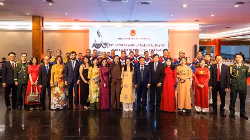 El embajador Bui Van Nghi y personal de la Embajada de Vietnam en la ceremonia de conmemoración del 81 aniversario del Día Nacional de Vietnam en Brasil. (Foto: Embajada de Vietnam en Brasil)