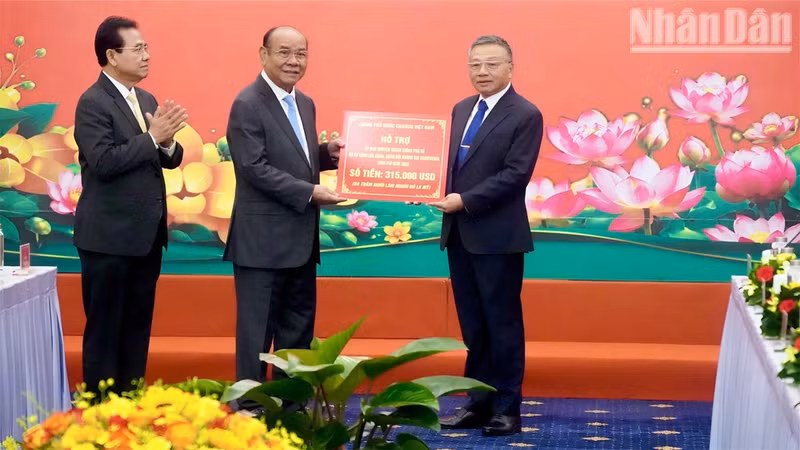 Entrega del apoyo financiero del gobierno vietnamita para 2026 al comité especializado del gobierno camboyano. (Foto: Le Thanh)
