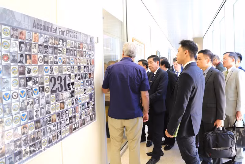 El coronel general Nguyen Van Gau, viceministro de Defensa y subjefe del Comité Directivo Nacional para la búsqueda, recuperación e identificación de los restos de los mártires de Vietnam, trabaja con representantes de la Agencia de Contabilización de Prisioneros de Guerra y Desaparecidos en Acción del Departamento de Defensa de Estados Unidos (DPAA). (Foto: VNA)
